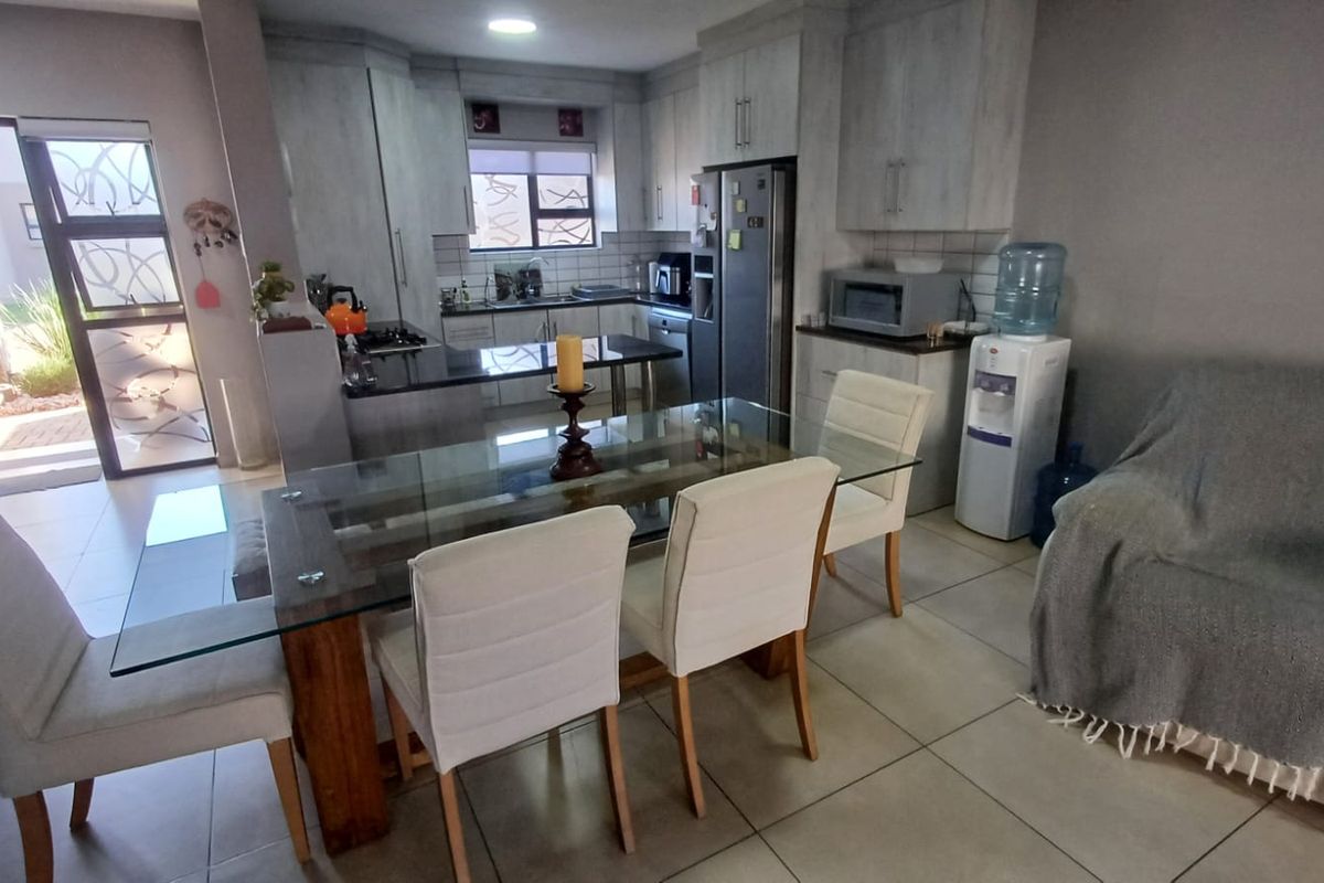 An Easy Living Home in Gated Estate - Photo 5