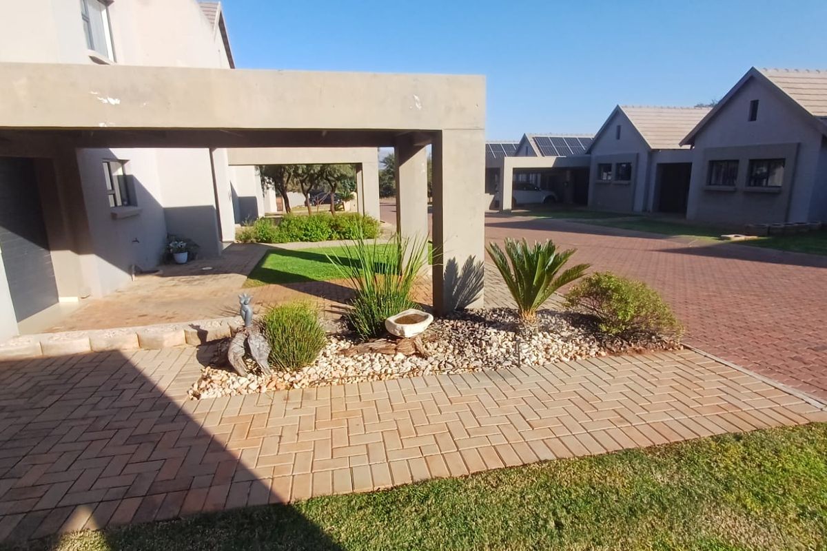 An Easy Living Home in Gated Estate - Photo 3