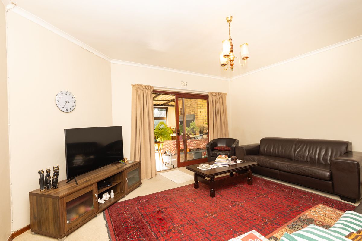 Spacious Family Living with Granny Flat in Sought-After Amanda Glen - Photo 3