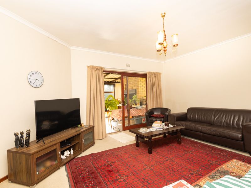 Spacious Family Living with Granny Flat in Sought-After Amanda Glen - Photo 3