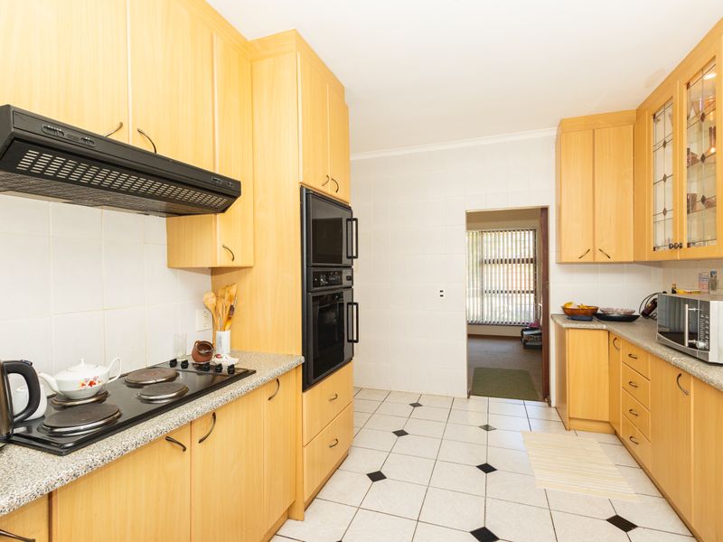 Spacious Family Living with Granny Flat in Sought-After Amanda Glen - Photo 10