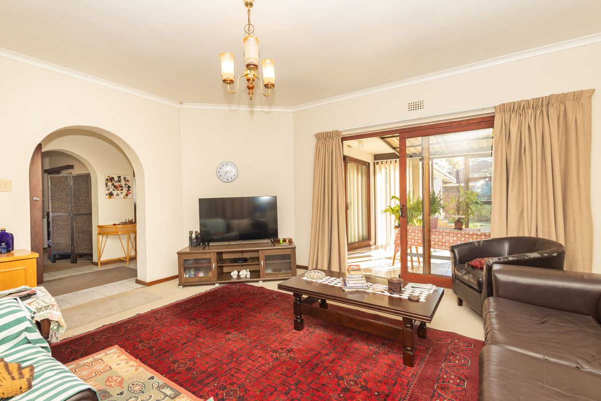 Spacious Family Living with Granny Flat in Sought-After Amanda Glen - Photo 4