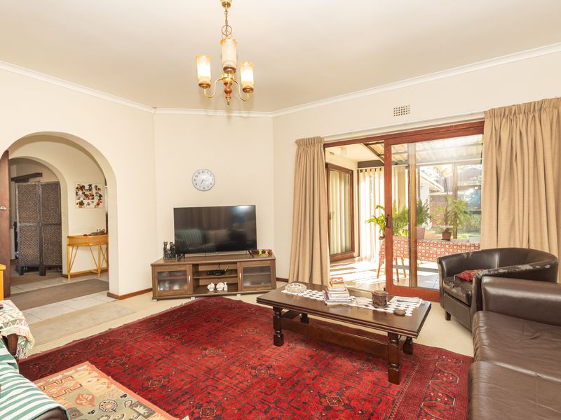 Spacious Family Living with Granny Flat in Sought-After Amanda Glen - Photo 4