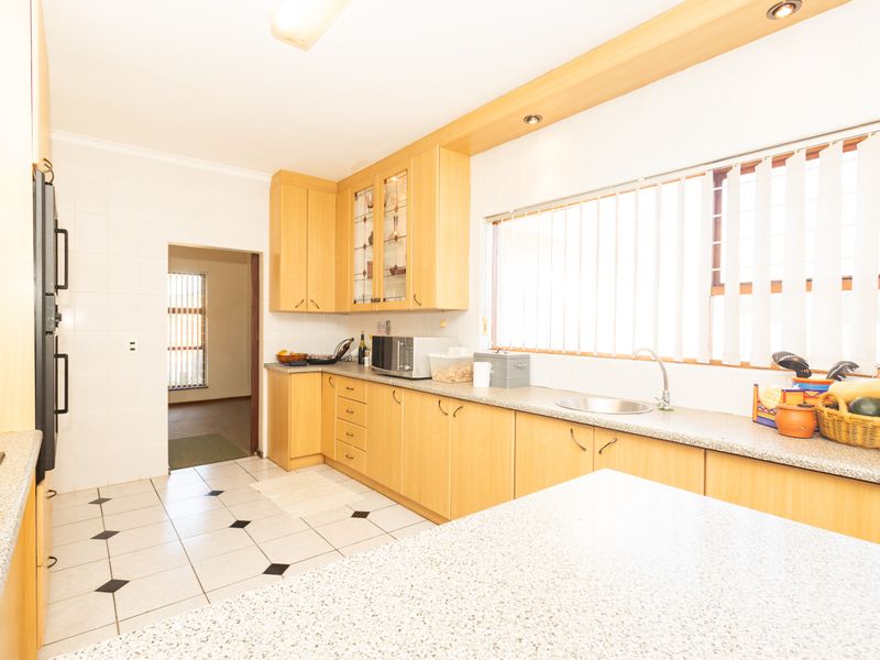 Spacious Family Living with Granny Flat in Sought-After Amanda Glen - Photo 9