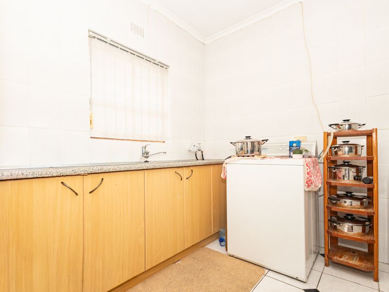 Spacious Family Living with Granny Flat in Sought-After Amanda Glen - Photo 8