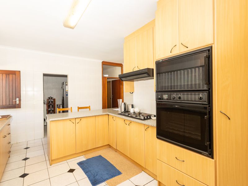 Spacious Family Living with Granny Flat in Sought-After Amanda Glen - Photo 7