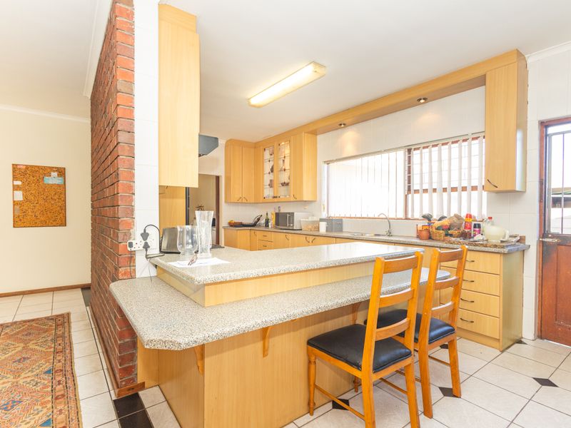 Spacious Family Living with Granny Flat in Sought-After Amanda Glen - Photo 6