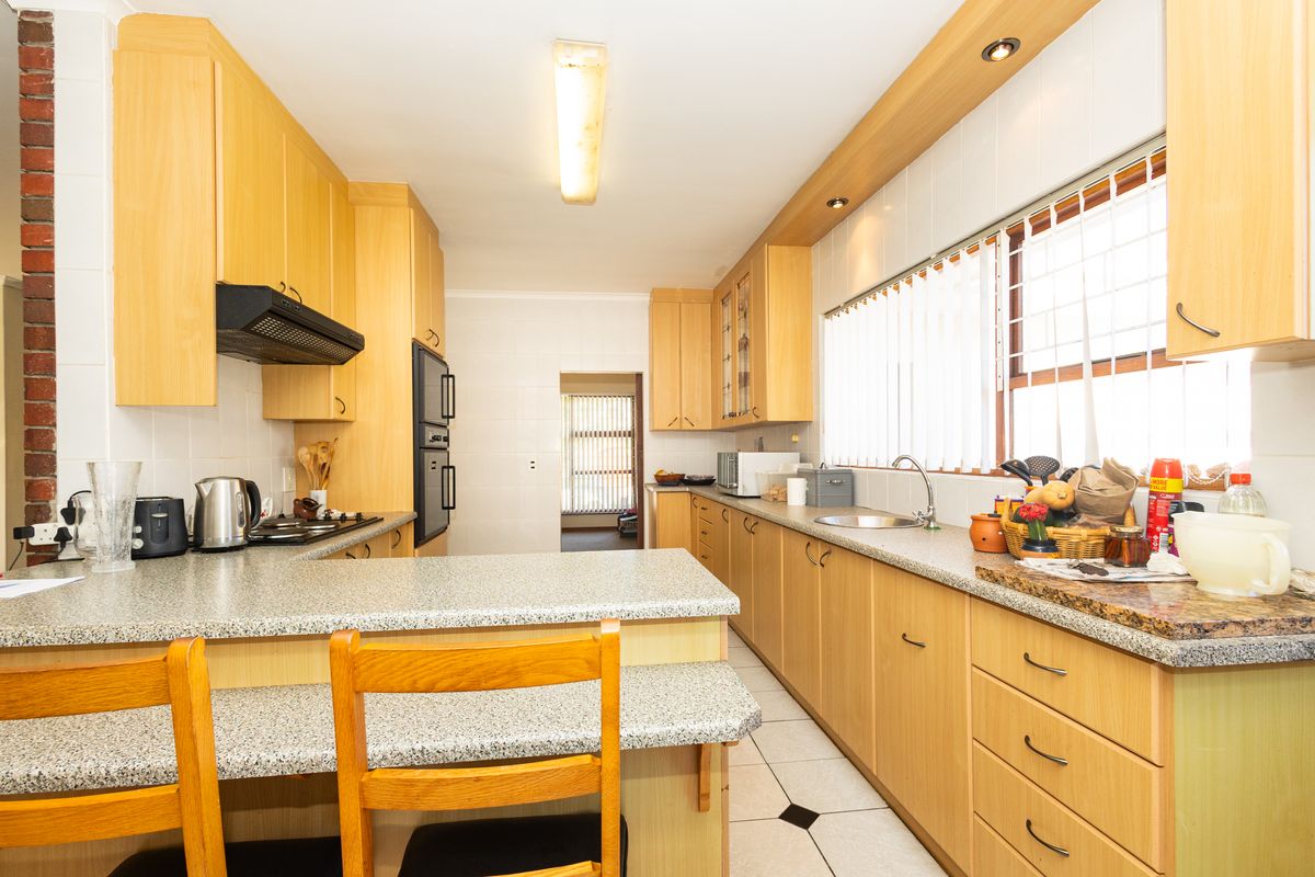 Spacious Family Living with Granny Flat in Sought-After Amanda Glen - Photo 5