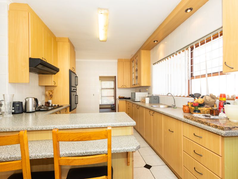 Spacious Family Living with Granny Flat in Sought-After Amanda Glen - Photo 5