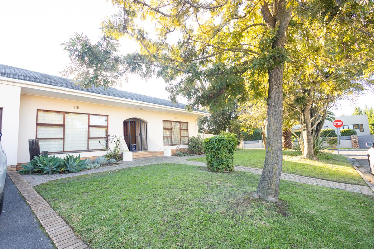 Spacious Family Living with Granny Flat in Sought-After Amanda Glen - Photo 2