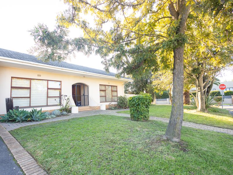Spacious Family Living with Granny Flat in Sought-After Amanda Glen - Photo 2