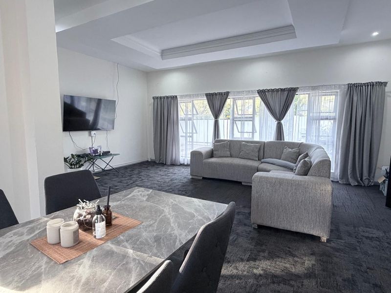 Modern Finishes | Solid Family Home | Prime Location Balmoral, Queenstown - Photo 5