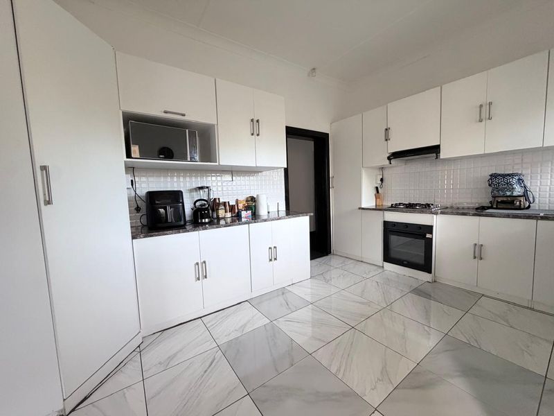 Modern Finishes | Solid Family Home | Prime Location Balmoral, Queenstown - Photo 3