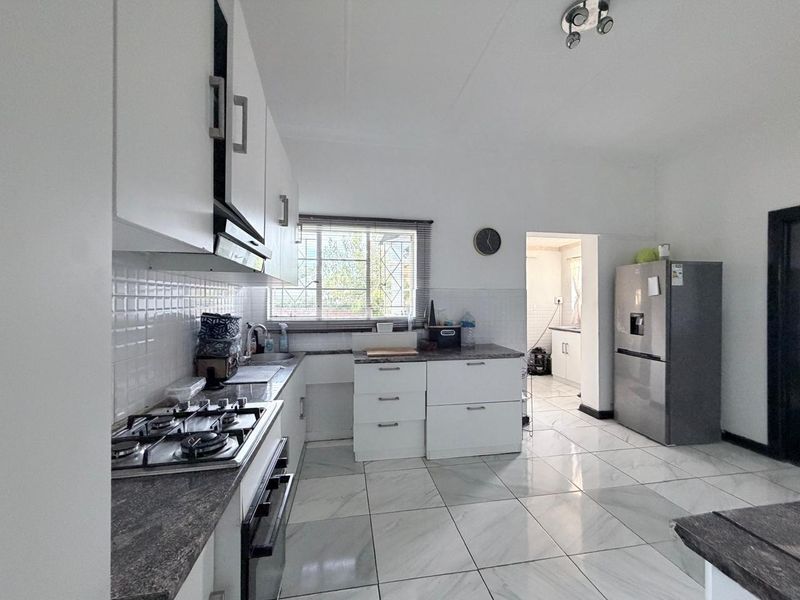 Modern Finishes | Solid Family Home | Prime Location Balmoral, Queenstown - Photo 4