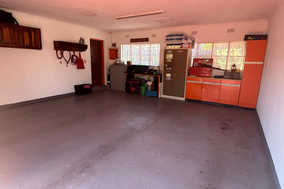 Spacious home featuring a spacious flatlet and a pool. - Photo 3