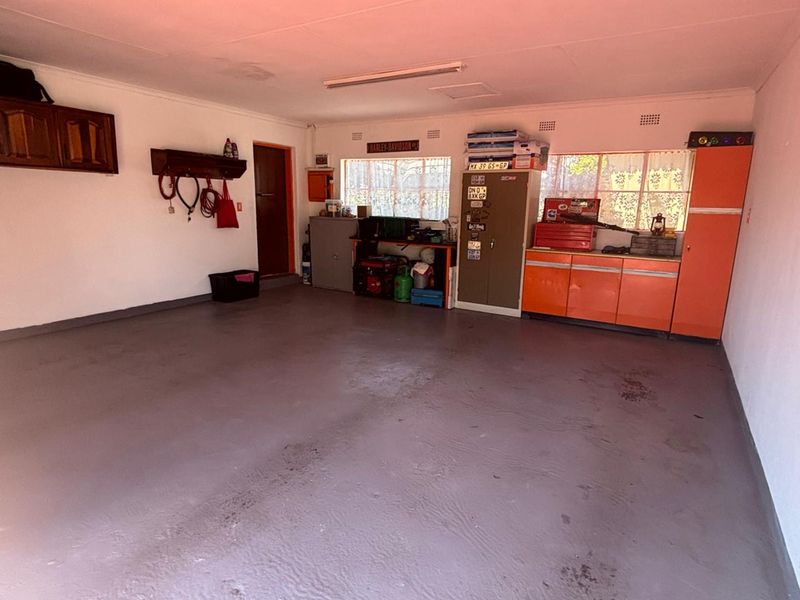 Spacious home featuring a spacious flatlet and a pool. - Photo 3