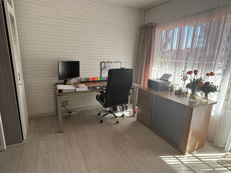 Spacious home featuring a spacious flatlet and a pool. - Photo 7