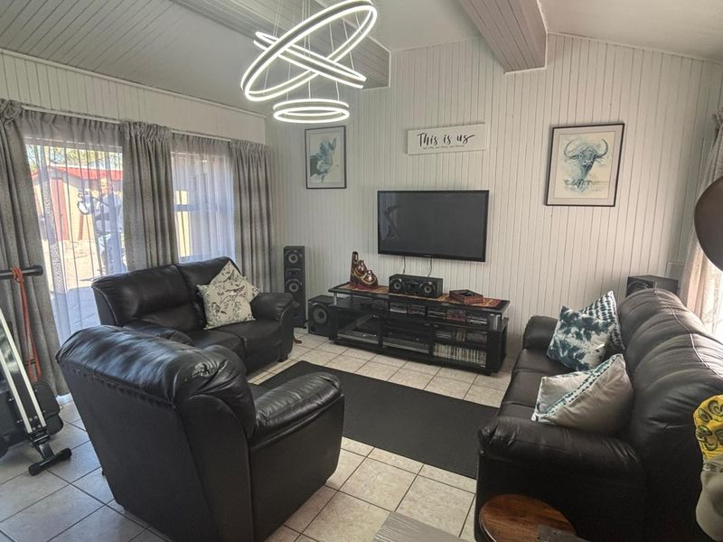Spacious home featuring a spacious flatlet and a pool. - Photo 6
