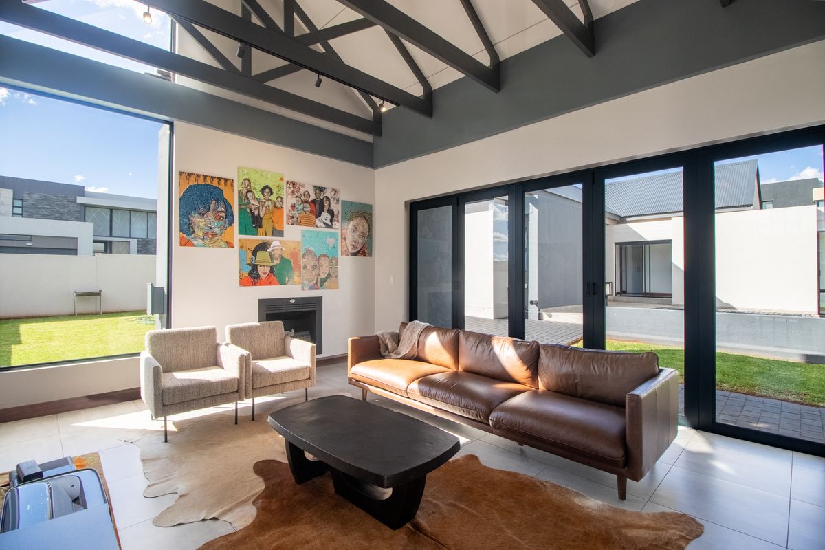 Spacious Luxury Home with Seamless Indoor-Outdoor Flow - Photo 4
