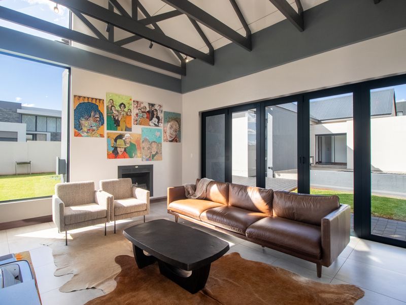 Spacious Luxury Home with Seamless Indoor-Outdoor Flow - Photo 4