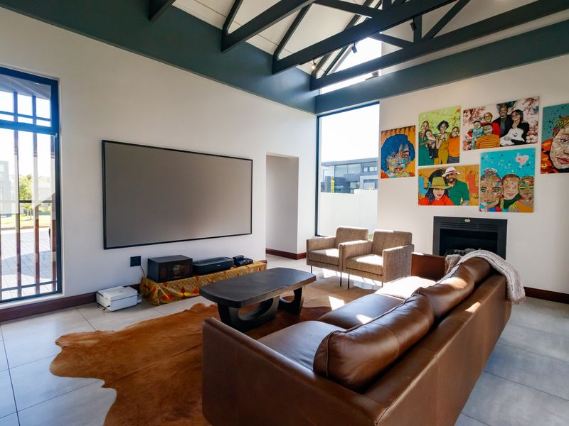 Spacious Luxury Home with Seamless Indoor-Outdoor Flow - Photo 3