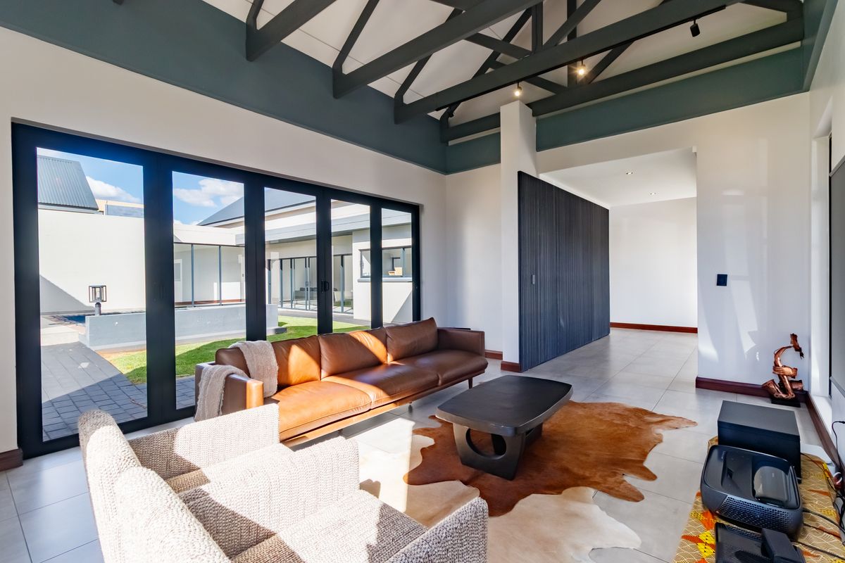 Spacious Luxury Home with Seamless Indoor-Outdoor Flow - Photo 2