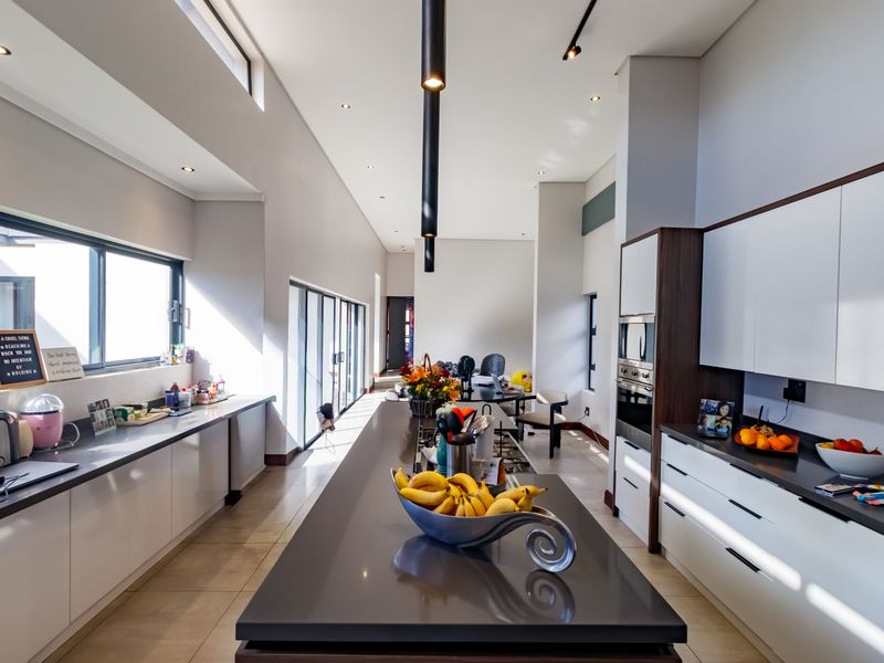 Spacious Luxury Home with Seamless Indoor-Outdoor Flow - Photo 10