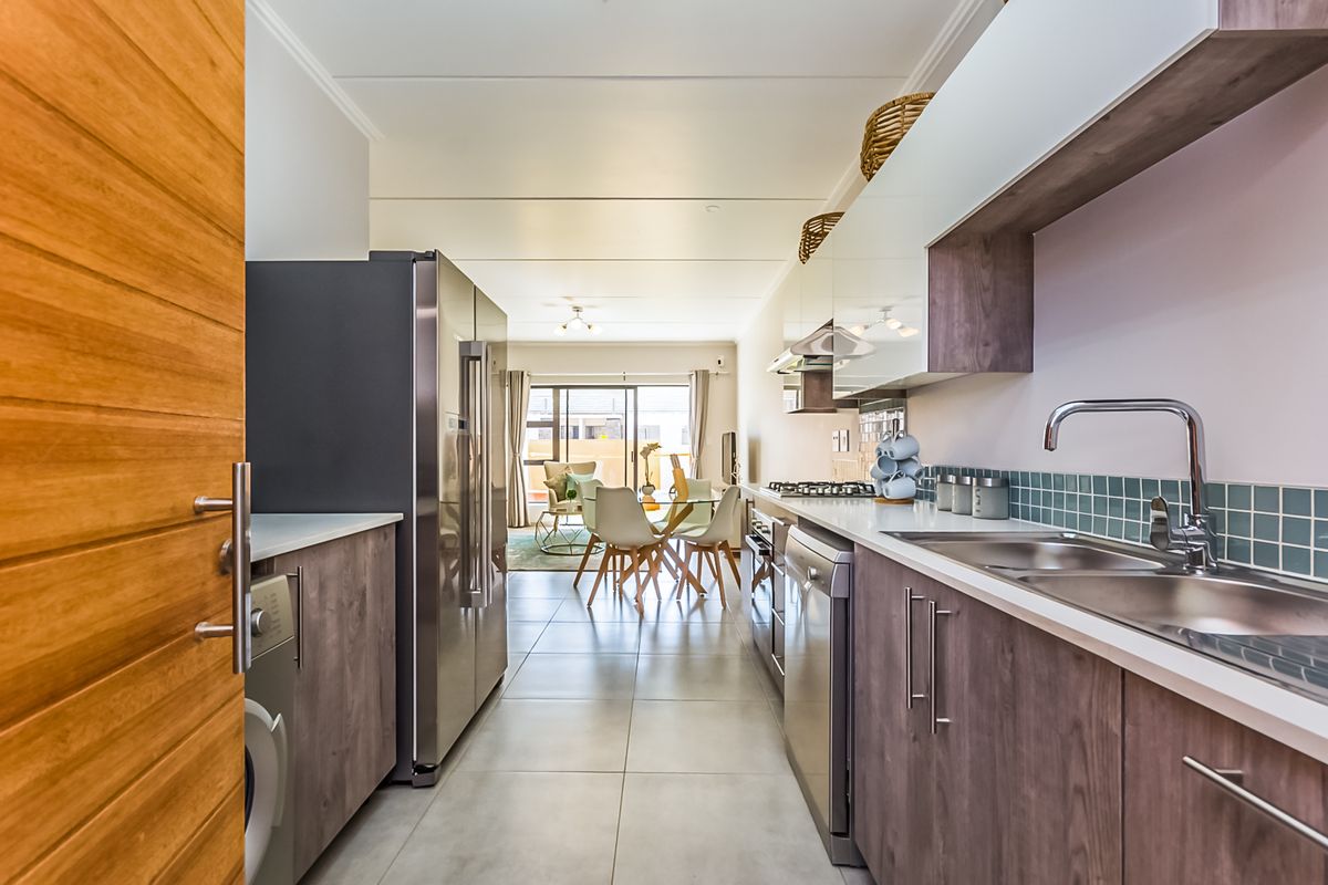 Spacious Modern Ground Floor 2 Bed 1 Bath Apartment with a Private Garden - Photo 2