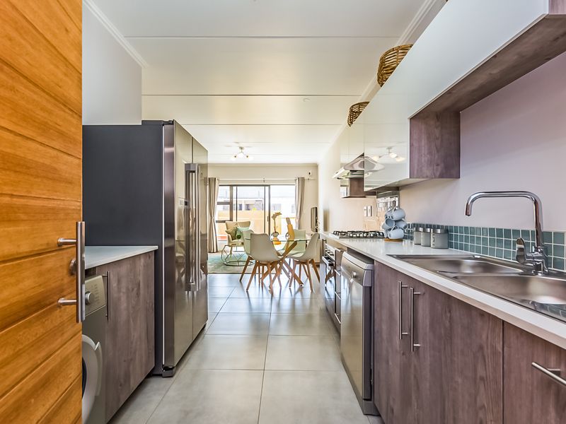 Spacious Modern Ground Floor 2 Bed 1 Bath Apartment with a Private Garden - Photo 2
