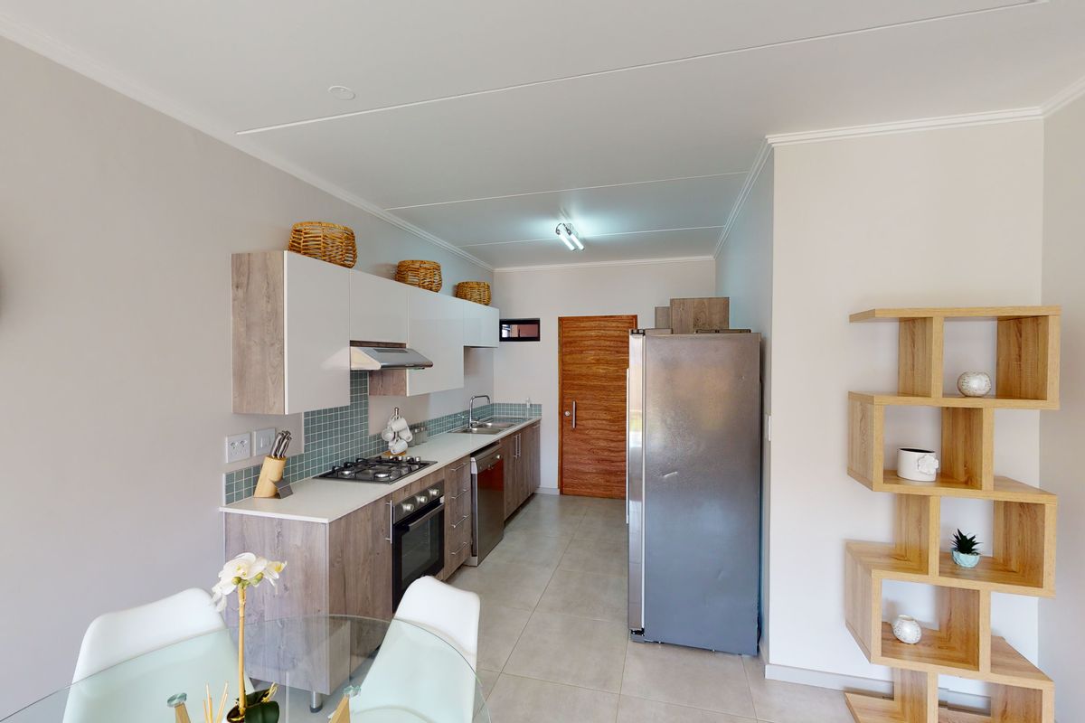 Spacious Modern Ground Floor 2 Bed 1 Bath Apartment with a Private Garden - Photo 3