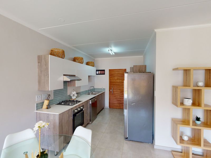 Spacious Modern Ground Floor 2 Bed 1 Bath Apartment with a Private Garden - Photo 3