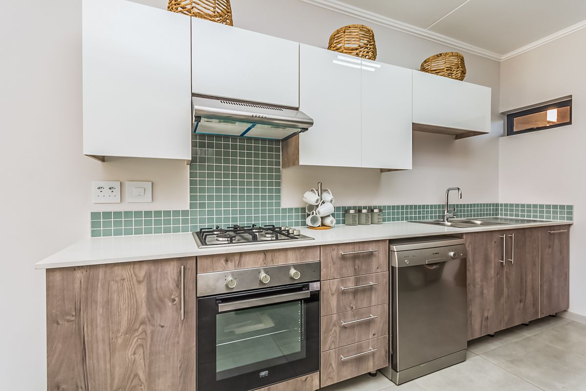 Spacious Modern Ground Floor 2 Bed 1 Bath Apartment with a Private Garden - Photo 4
