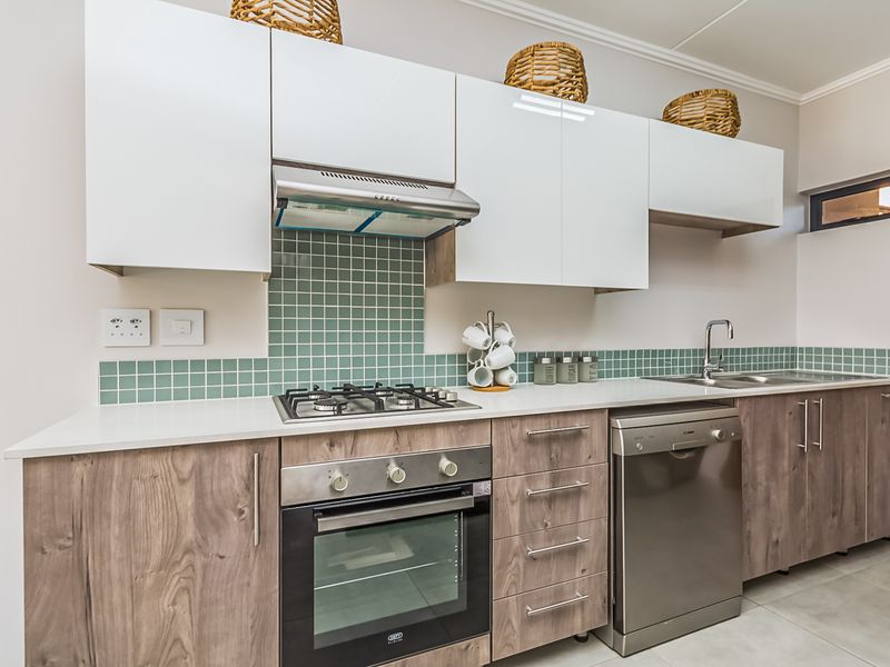 Spacious Modern Ground Floor 2 Bed 1 Bath Apartment with a Private Garden - Photo 4