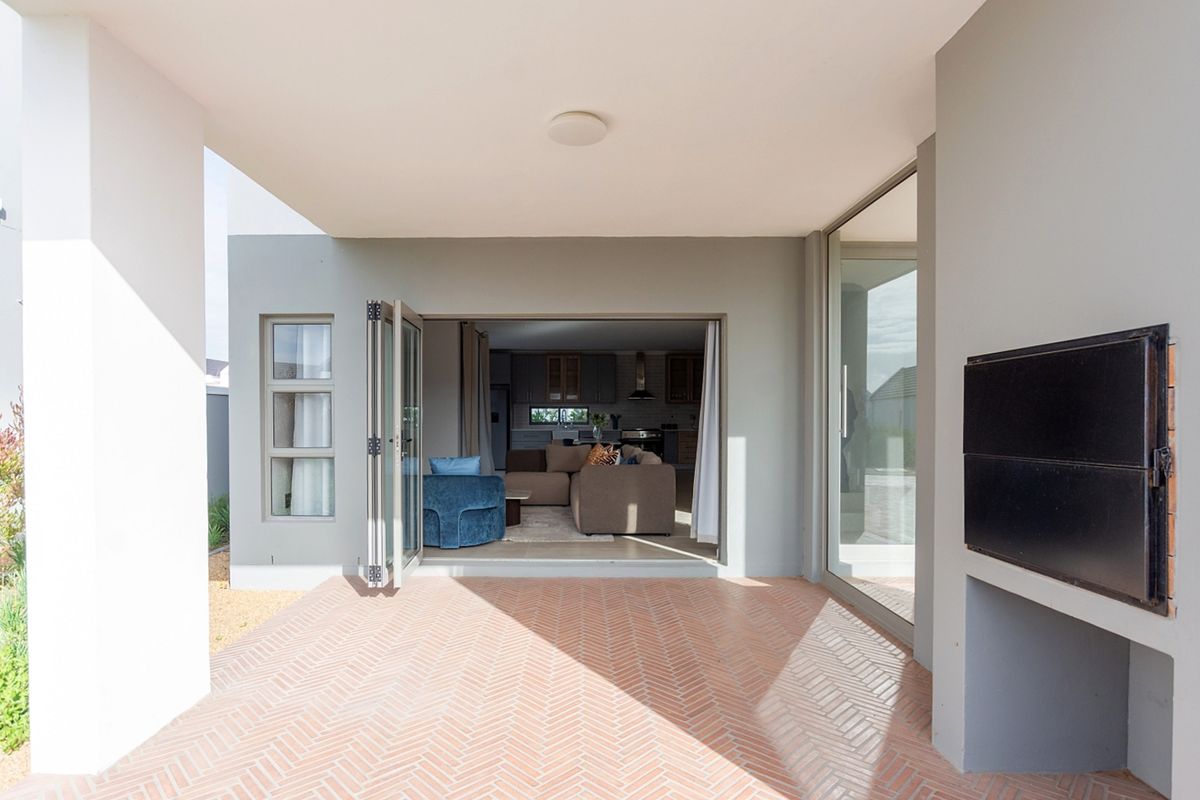 Double-Storey Estate Home Designed for Comfort and Convenience - Photo 4