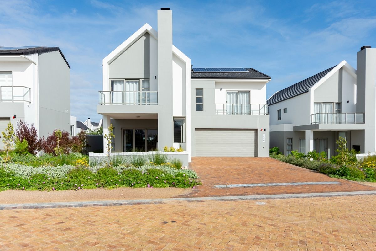 Double-Storey Estate Home Designed for Comfort and Convenience - Photo 2