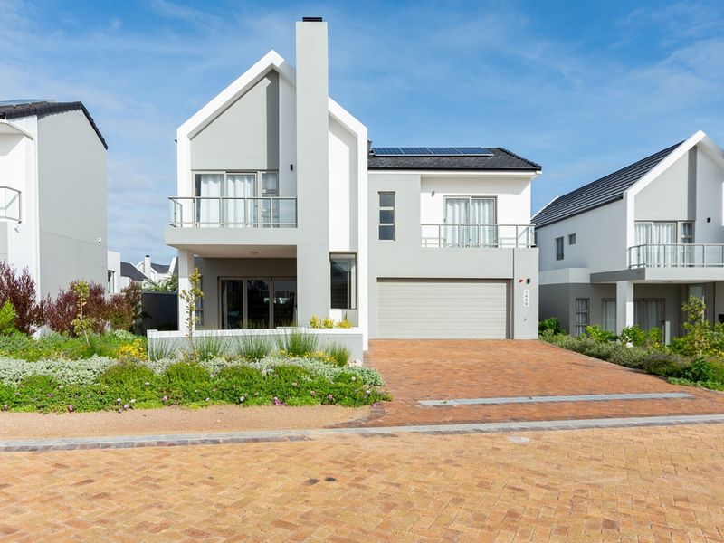 Double-Storey Estate Home Designed for Comfort and Convenience - Photo 2