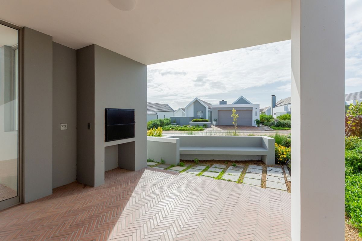 Double-Storey Estate Home Designed for Comfort and Convenience - Photo 3