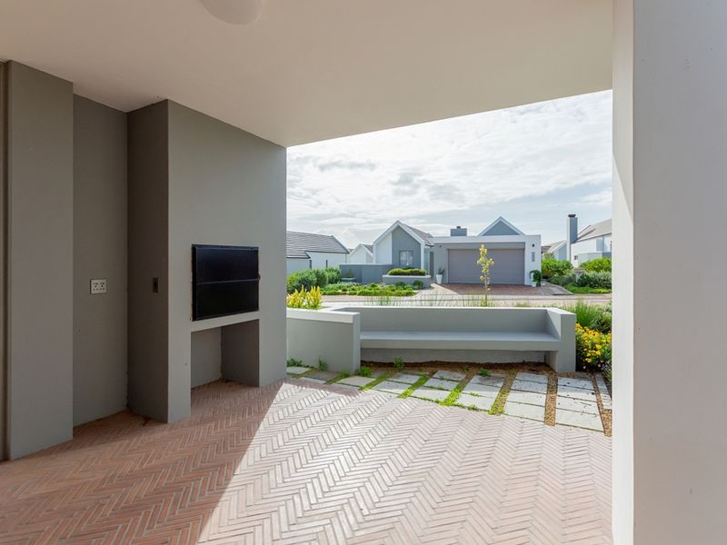 Double-Storey Estate Home Designed for Comfort and Convenience - Photo 3