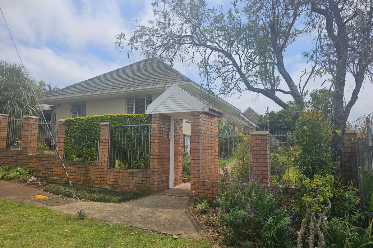 Spaciouse 4 bedroom family home situated in Berea with a double garage - Photo 2