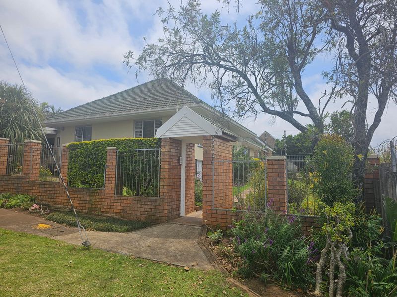 Spaciouse 4 bedroom family home situated in Berea with a double garage - Photo 2