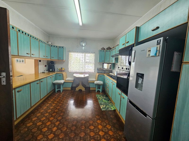 Spaciouse 4 bedroom family home situated in Berea with a double garage - Photo 5