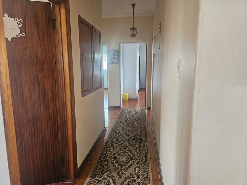 Spaciouse 4 bedroom family home situated in Berea with a double garage - Photo 7