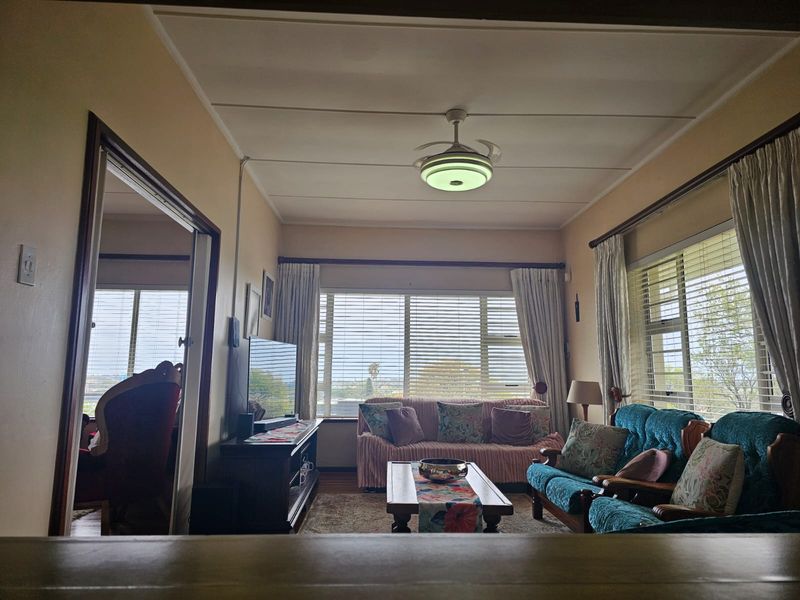 Spaciouse 4 bedroom family home situated in Berea with a double garage - Photo 6