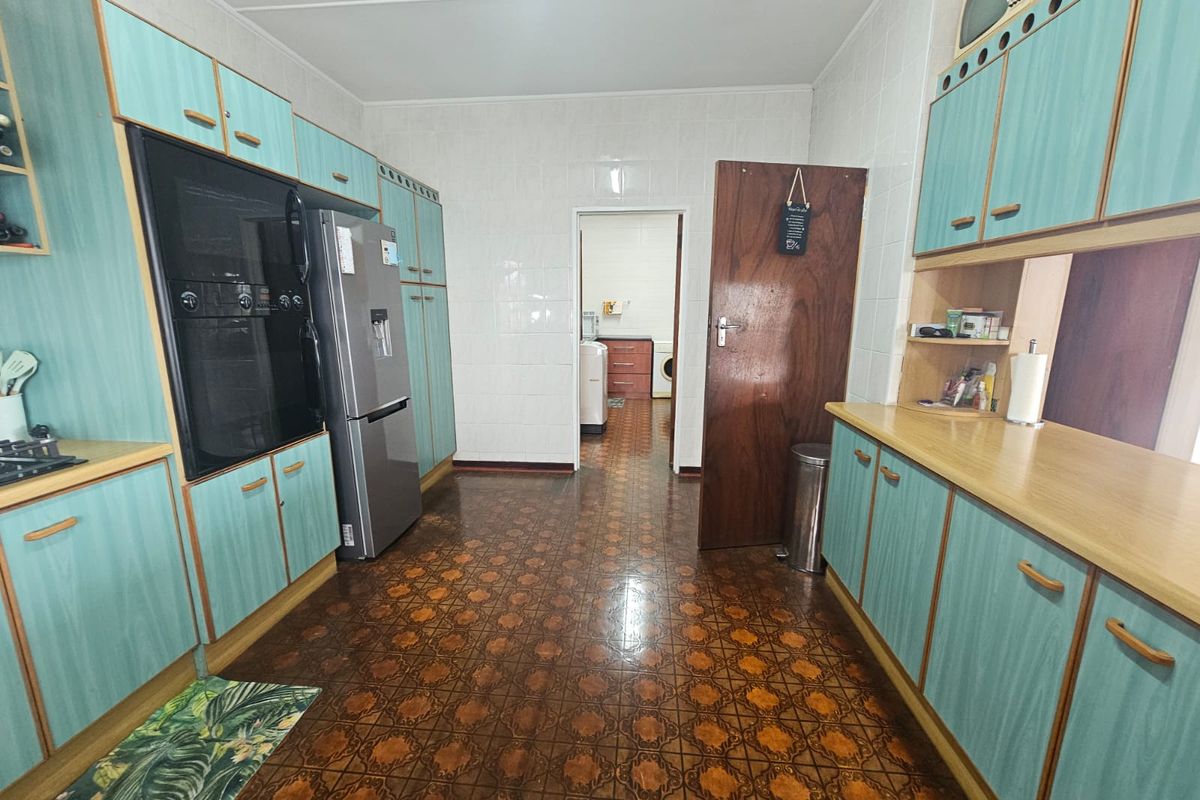 Spaciouse 4 bedroom family home situated in Berea with a double garage - Photo 4