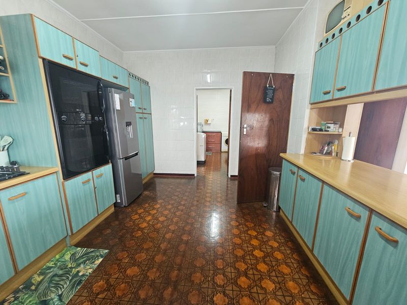 Spaciouse 4 bedroom family home situated in Berea with a double garage - Photo 4