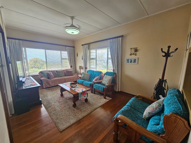 Spaciouse 4 bedroom family home situated in Berea with a double garage - Photo 9