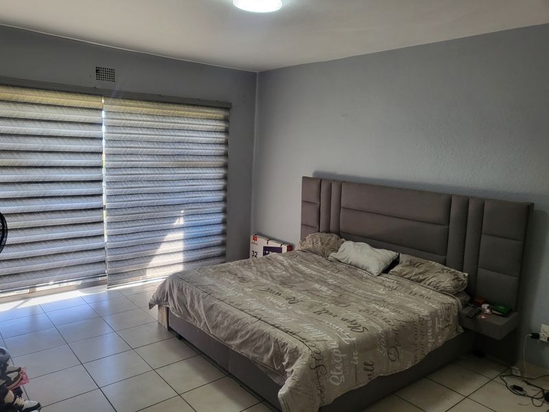 Secure & Stylish 2 Bedroom Ground Floor Townhouse for Sale in Crown Gardens - Photo 5
