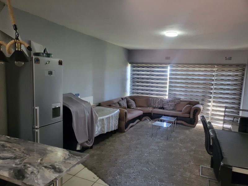 Secure & Stylish 2 Bedroom Ground Floor Townhouse for Sale in Crown Gardens - Photo 4