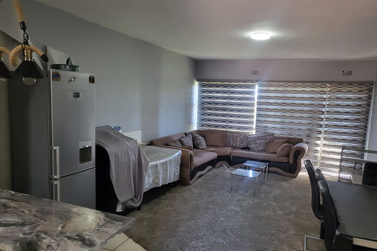 Secure & Stylish 2 Bedroom Ground Floor Townhouse for Sale in Crown Gardens - Photo 2