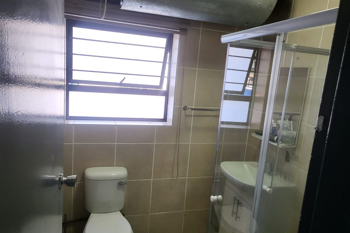 Secure & Stylish 2 Bedroom Ground Floor Townhouse for Sale in Crown Gardens - Photo 3